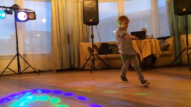 Детский брейк-контемпорари на банкете смотреть онлайн