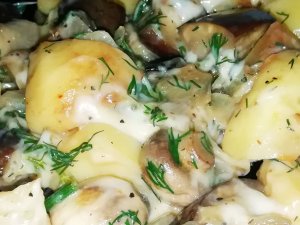 Картофель с шампиньонами и баклажаном.