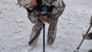 бурим  лёд   шуруповертом