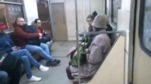 Тетка в метро вызвала полицию потому что слушали музыку в наушниках