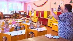 Занятие по рисованию с использованием нетрадиционной техники "С неба падают снежинки"