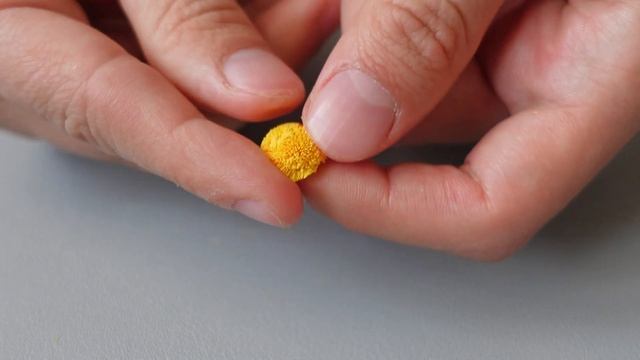 Making quilling daisies out of strips of paper - DIY Chamomile Flowers смотреть онлайн