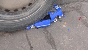 Интересные Эксперименты Машина давит Игрушки продукты Crushing Crunchy & Soft Things by car!