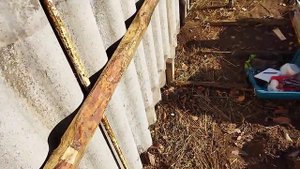 Идея для бюджетного заборчика. Дешёвый (или бесплатный) забор из б.у. шифера