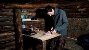 Землянка у реки #16. Первая зимняя ночевка. Сделал диван в землянке.