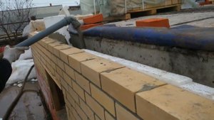 Заливка пенобетона в стену.