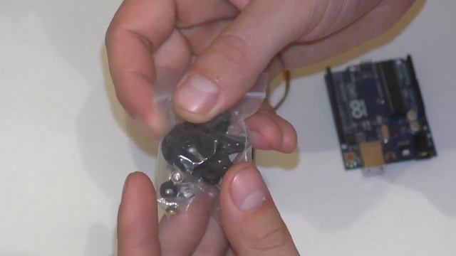 КАК ПОДКЛЮЧИТЬ СЕРВОПРИВОД К ARDUINO [Уроки Ардуино #15]