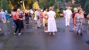 И НА УШКО ШЕПНУ ТРИ ВОЛШЕБНЫХ СЛОВА! ТАНЦЫ В ПАРКЕ ГОРЬКОГО ХАРЬКОВ СЧАСТЛИВЫЕ ДНИ