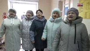 Певцы хорового ансамбля «Белоярочка» заряжали веселым настроением голосующих