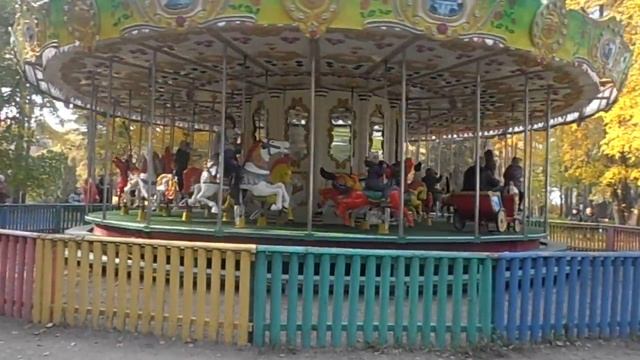 Карусель лошадки в парке города Черкассы Украина смотреть онлайн