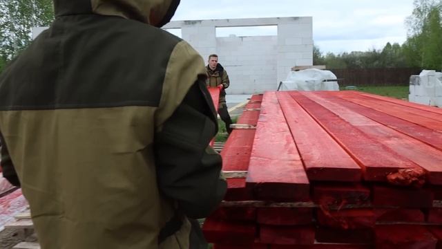 КРЫША ДОМА БУДЕТ ИЗ КРАСНОГО ДЕРЕВА! смотреть онлайн