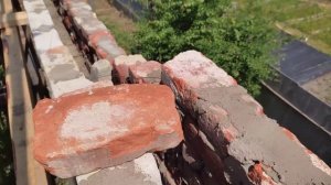 Строим дом с мусорки. Ставим коньковый прогон крыши.