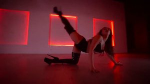 "I see red" Dance video - Strip