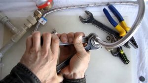 гибкие шланги, закручивать чтобы не повредить прокладку из резины, где предел сжатия,