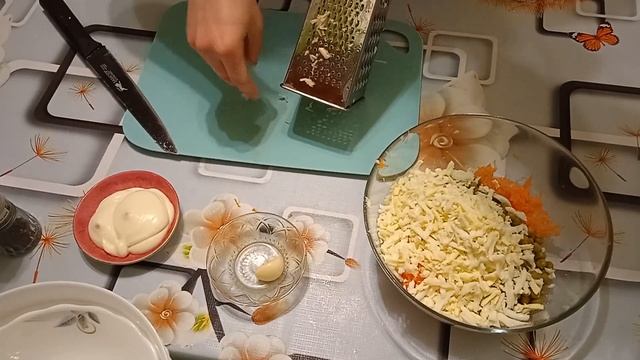Бюджетный салат с морковью, зелёным горошком и яйцами