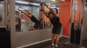 39 пуловер в кроссовере с канатами с верхнего блока