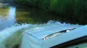 Nissan Bassara плавает вброд