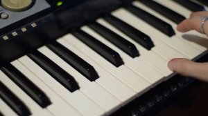 мелодия на синтезаторе играем одной рукой. из к/ф "игрушка"