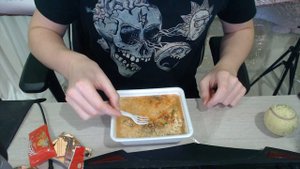 ЕМ ОЧЕНЬ ОСТРЫЙ ДОШИРАК СО СВИНИНОЙ! Ем на камеру лапшу от доширак! Мукбанг Доширак острая еда!