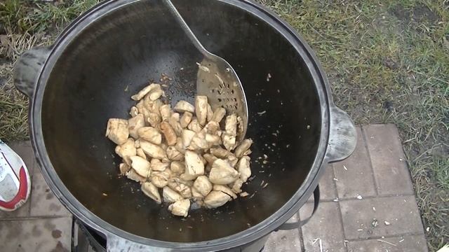 Макароны с курицей и овощами в казане на костре! смотреть онлайн