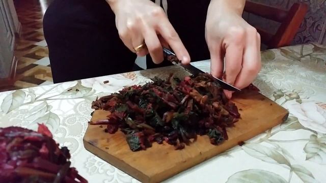 Cвекольные листья с обжаренным луком смотреть онлайн