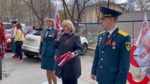 В Хабаровске сотрудники администрации города и МЧС России организовали концерт под окнами ветеранов