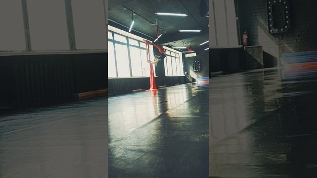 Красивая связка на воздушных полотнах пол Weight in Gold.