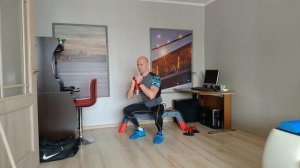 Кубковые приседания с гантелей