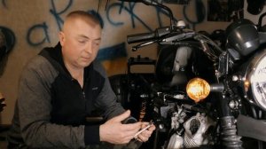 Регулировка клапанов на Bajaj Boxer 125. Здесь есть разница из 150-ой по подготовке к процессу.