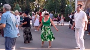 РОЗА БЕЛАЯ, РОЗА АЛАЯ! ТАНЦЫ В ПАРКЕ ГОРЬКОГО СЧАСТЛИВЫЕ ДНИ