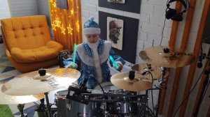 Маринка ДРАМ (DRUM) машинка 
MAMACITA - Black Eyed Peas, Ozuna, J. Rey Soul (NEW YEAR edition)