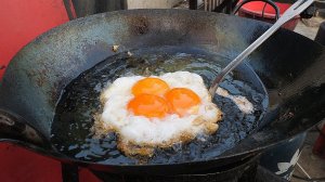 Яичница из утиных яиц. Жареный рис с мясом и базиликом - Тайская уличная еда