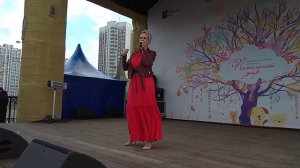 Песня "Е-е-ее... " исполняет певица Екатерина Гришаева, Москва.