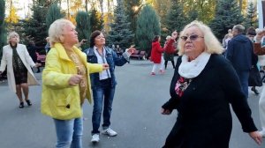 А БЕЛАЯ ЗИМА НАЧАЛАСЬ ВНЕЗАПНО! ТАНЦЫ ХАРЬКОВ УКРАИНА ОКТЯБРЬ 2023