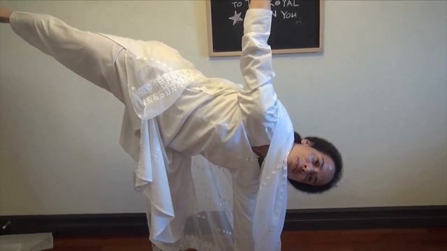 Асани для душі | 10 день. Поза півмісяца. Ардха чандрасана. Подорож душі. смотреть онлайн