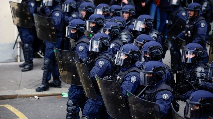 Слезоточивый газ вместо диалога: по Франции прокатилась седьмая волна протестов