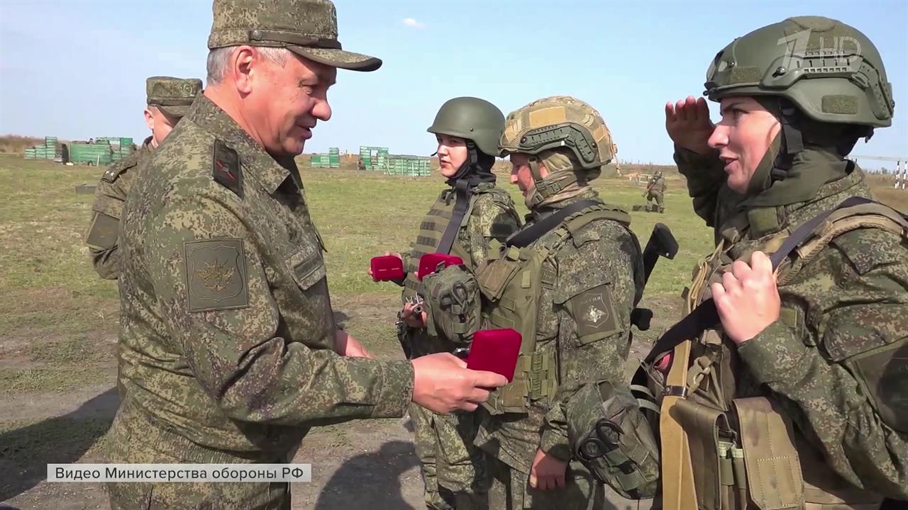 Министр обороны Сергей Шойгу проверил на полигоне подготовку контрактников и добровольцев