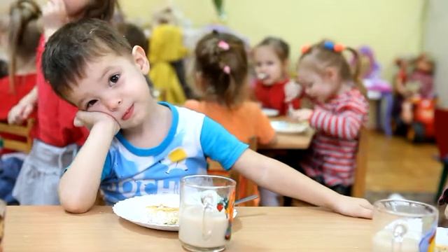 Малыши КУШАЮТ после сна 8 марта съёмка фотоаппаратом 720 смотреть онлайн