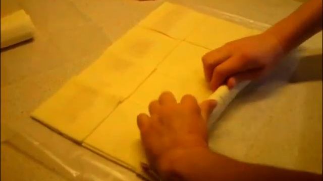 Розочки из слоеного теста