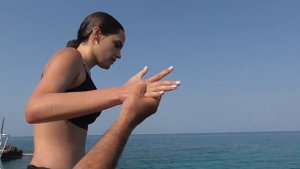 Прыгнула в море