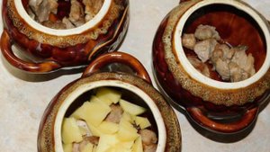 Мясо с овощами и грибами в горшочках
