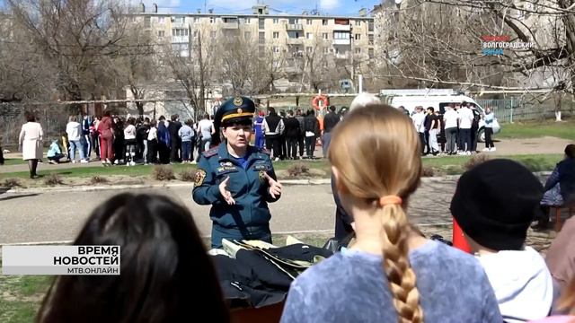 Обзор МЧС России по Волгоградской области: вертолет против огня, подводная экспедиция и спасение люд