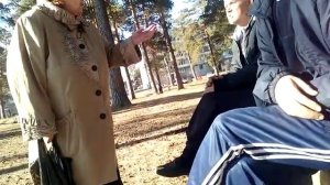 Бабушка на прогулке матерится и дерется