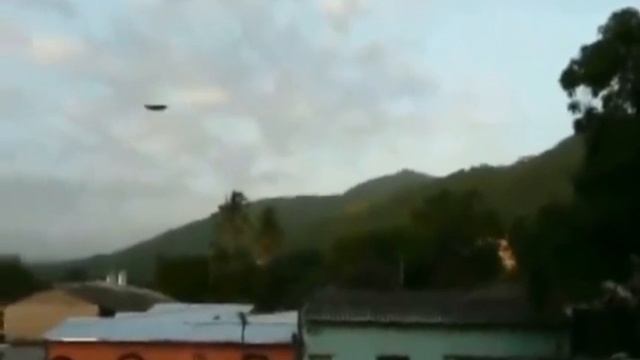 Судя по характеру движения и возможностям маневрирования, дроном это быть точно не может. смотреть онлайн