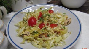 Салат из молодой капусты с помидором черри и курицей