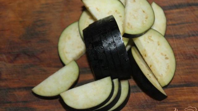 Салат с жареным картофелем, корейской морковью и баклажанами