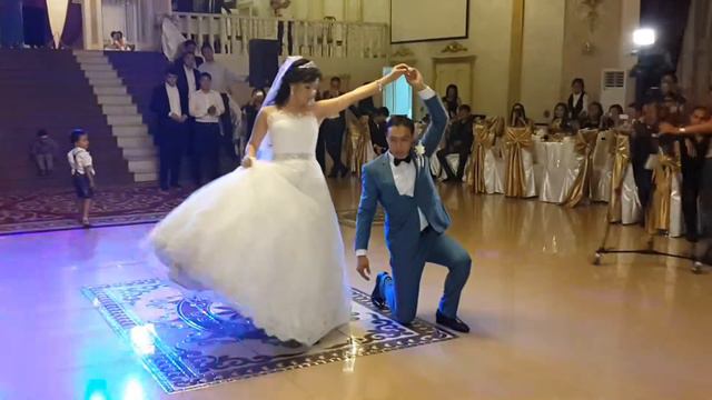 Свадебный танец в Алматы (Егіз лебіз)  Chuck Berry-You Never Can Tell смотреть онлайн