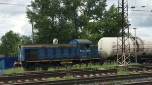 Тепловоз ТГМ4А-1929 вывозит наливной состав с подъездного пути АО 'НМЖК'