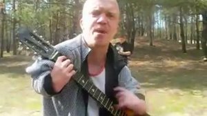 Карлик-инвалид играет пацанскую песню на гитаре. РЕСПЕКТ!!!!