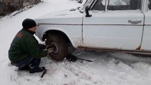 Чистим снег шестеркой с  лопатой)